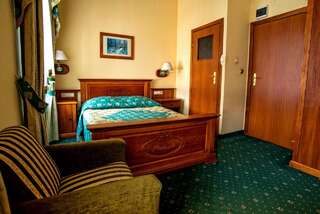 Отель Pietrak Hotel Гнезно Двухместный номер с 1 кроватью или 2 отдельными кроватями-1
